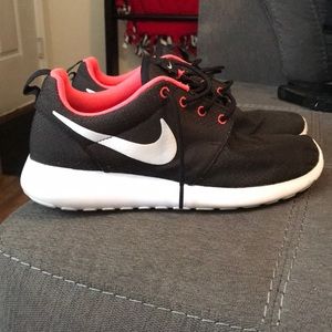 Nike roshe shoes - size 9